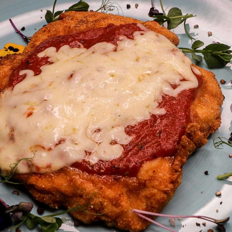 Snitzel De Pui Cu Mozzarella Si Sos De Rosii